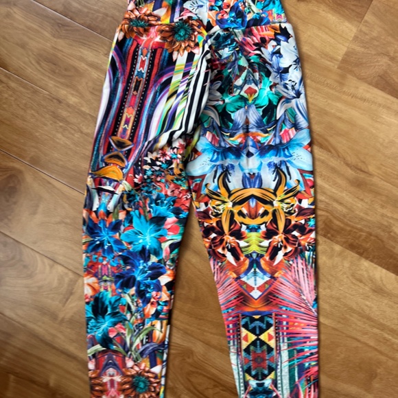 CLS floral print scrunch v-cut leggings - Picture 2 of 3